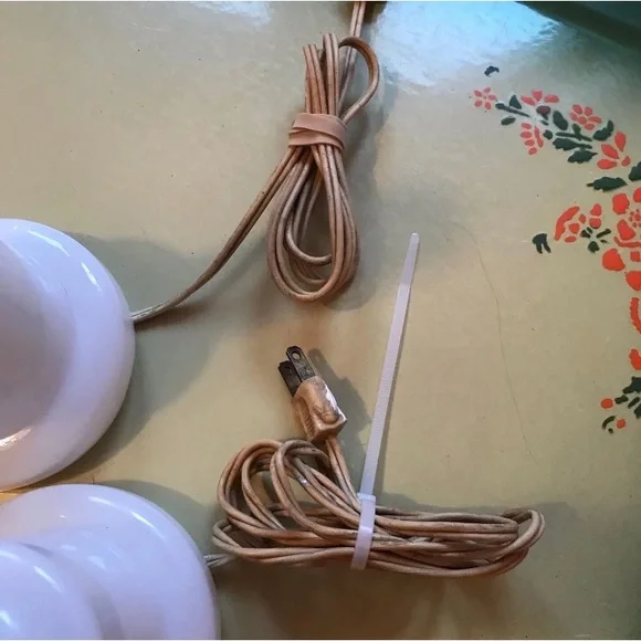 Vintage Gay Fad Milk Glass Handpainted Lamps MCM ~ Set of 2 ~ Working Condition - Picture 4 of 4